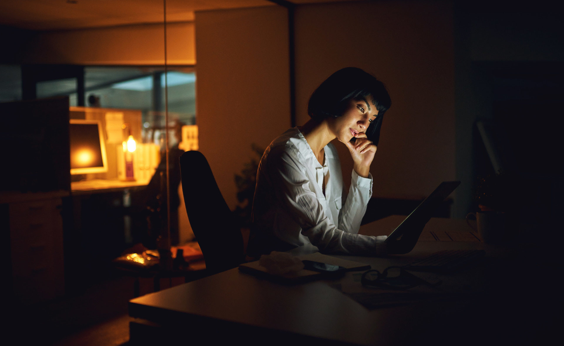 emprendedora-mujer-trabajadora-conectada-tecnologia-leer-emprendimiento
