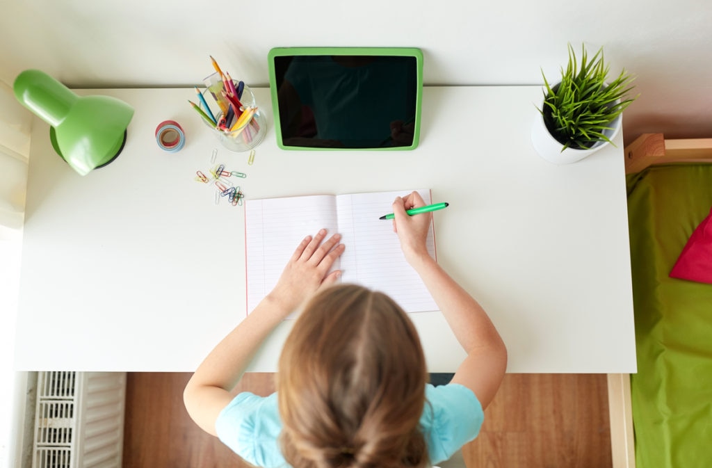 La llegada del COVID 19 llevó a las personas a trabajar desde sus hogares y a su vez a aprender desde casa. Aún así, hay un grupo de personas en el mundo que desde antes de la pandemia ya estaban accediendo a la educación desde sus hogares sin recurrir a un plantel educativo.