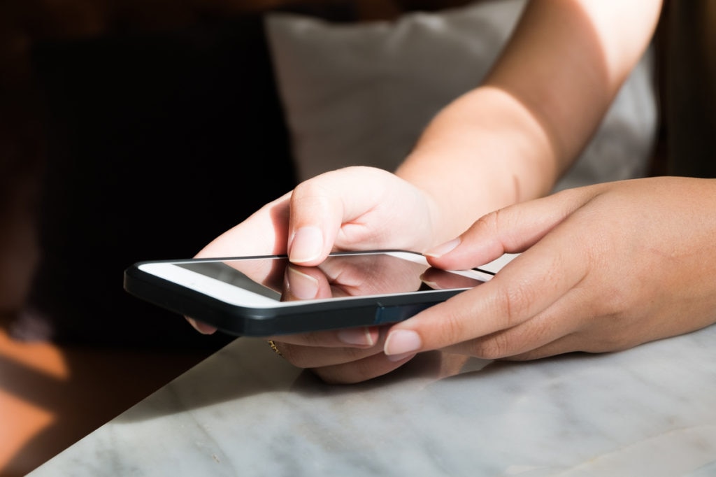 Los clientes de BBVA aumentaron en más de un 270% el envío y recepción de divisas desde y hacia el exterior a través de la aplicación de celular de la entidad durante los primeros siete meses del año. La funcionalidad que fue lanzada por la entidad en mayo del año pasado se ha convertido en una alternativa para los colombianos que requieren enviar dinero fuera del país o recibir remesas por parte de sus familiares que residen en el exterior. banca móvil de BBVA
