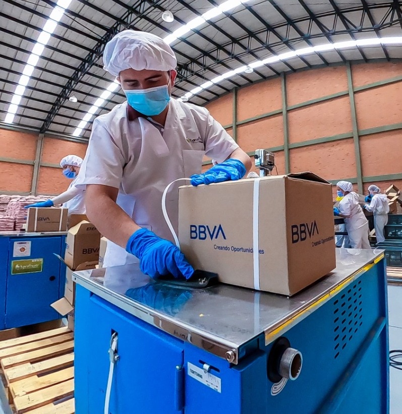BBVA en Colombia entregó 25.000 mercados a igual número de familias de más de 150 municipios en 30 departamentos del país, en el marco de la campaña ‘Ayudar nos hace bien’ que lidera la Primera Dama de la Nación, María Juliana Ruiz y que cuenta con el apoyo de la Fundación Solidaridad por Colombia.