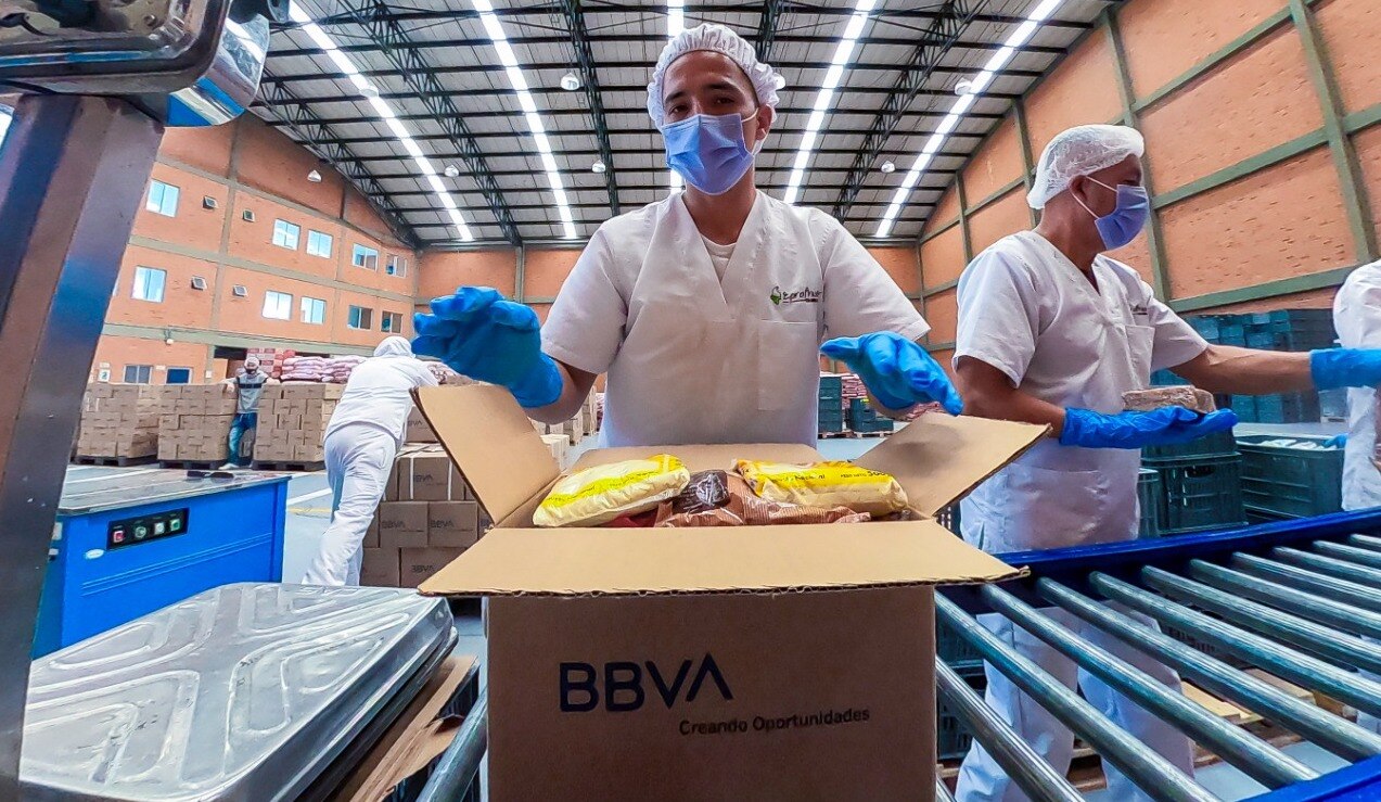BBVA en Colombia entregó 25.000 mercados a igual número de familias de más de 150 municipios en 30 departamentos del país, en el marco de la campaña ‘Ayudar nos hace bien’ que lidera la Primera Dama de la Nación, María Juliana Ruiz y que cuenta con el apoyo de la Fundación Solidaridad por Colombia.