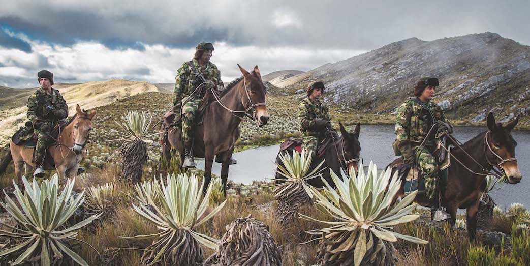 BBVA en Colombia y el fotógrafo Mauricio Vélez presentan ‘Soldados, Ejército Nacional de Colombia 200 años’, un libro de fotografías que recorre la geografía del país para presentara estos hombres y mujeres que, desde hace más de dos siglos, luchan por la libertad de todos los colombianos.