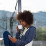 Los clientes de BBVA aumentaron en más de un 270% el envío y recepción de divisas desde y hacia el exterior a través de la aplicación de celular de la entidad durante los primeros siete meses del año. La funcionalidad que fue lanzada por la entidad en mayo del año pasado se ha convertido en una alternativa para los colombianos que requieren enviar dinero fuera del país o recibir remesas por parte de sus familiares que residen en el exterior.