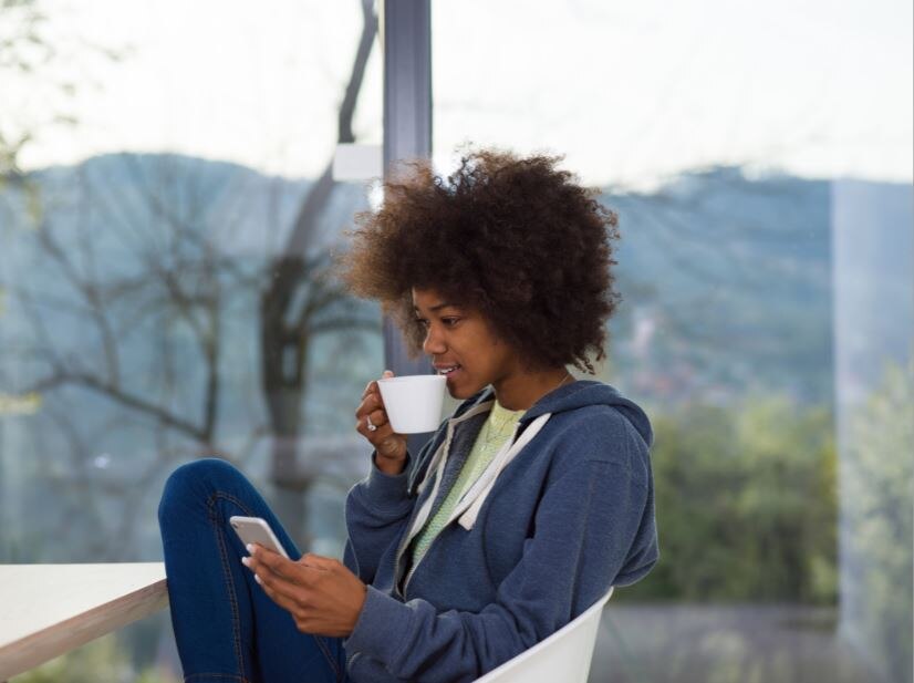 Los clientes de BBVA aumentaron en más de un 270% el envío y recepción de divisas desde y hacia el exterior a través de la aplicación de celular de la entidad durante los primeros siete meses del año. La funcionalidad que fue lanzada por la entidad en mayo del año pasado se ha convertido en una alternativa para los colombianos que requieren enviar dinero fuera del país o recibir remesas por parte de sus familiares que residen en el exterior.
