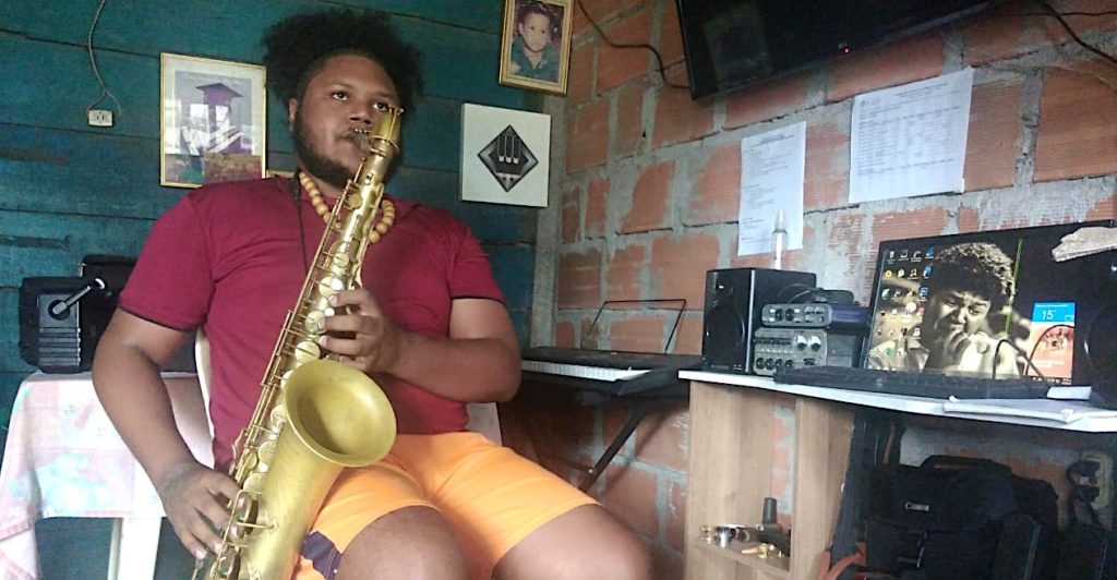 Desde Buenaventura, Brayan trata de continuar sus estudios de Música y en su casa natal, improviso un cuarto para poder grabar y presentar sus trabajos