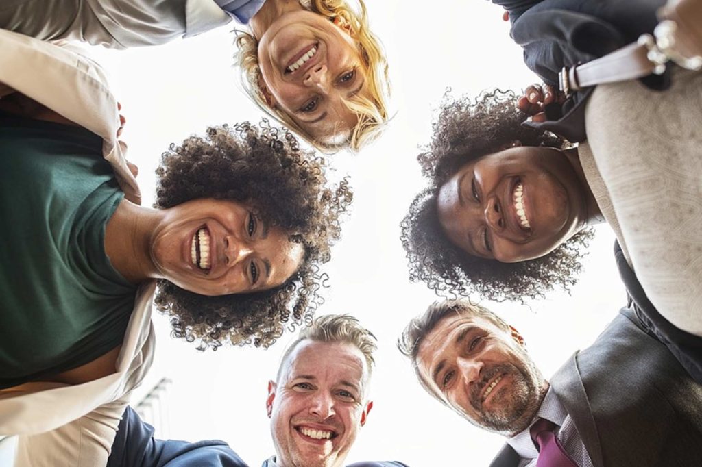 Talleres sobre sesgos inconscientes, charlas con expertos en temas de diversidad sexual, de género, de raza y de edad, así como cursos sobre cultura diversa e incluyente, son algunas de las iniciativas que ha adelantado BBVA en Colombia para que sus comprendan la importancia de entender, aceptar y valorar las diferencias entre las personas que conforman un equipo.
