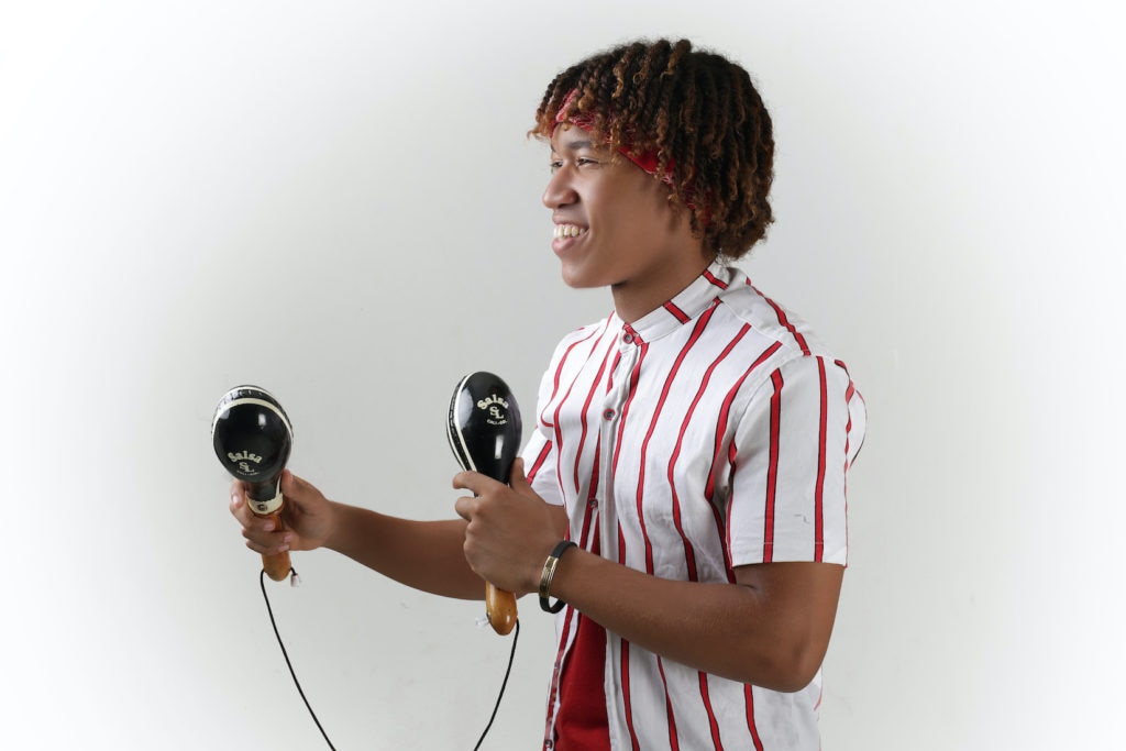 A ritmo de maracas, los estudiantes de música del Pacífico que cursan segundo semestre en la Universidad Icesi de Cali, avanzan en sus estudios en estos tiempos de pandemia.