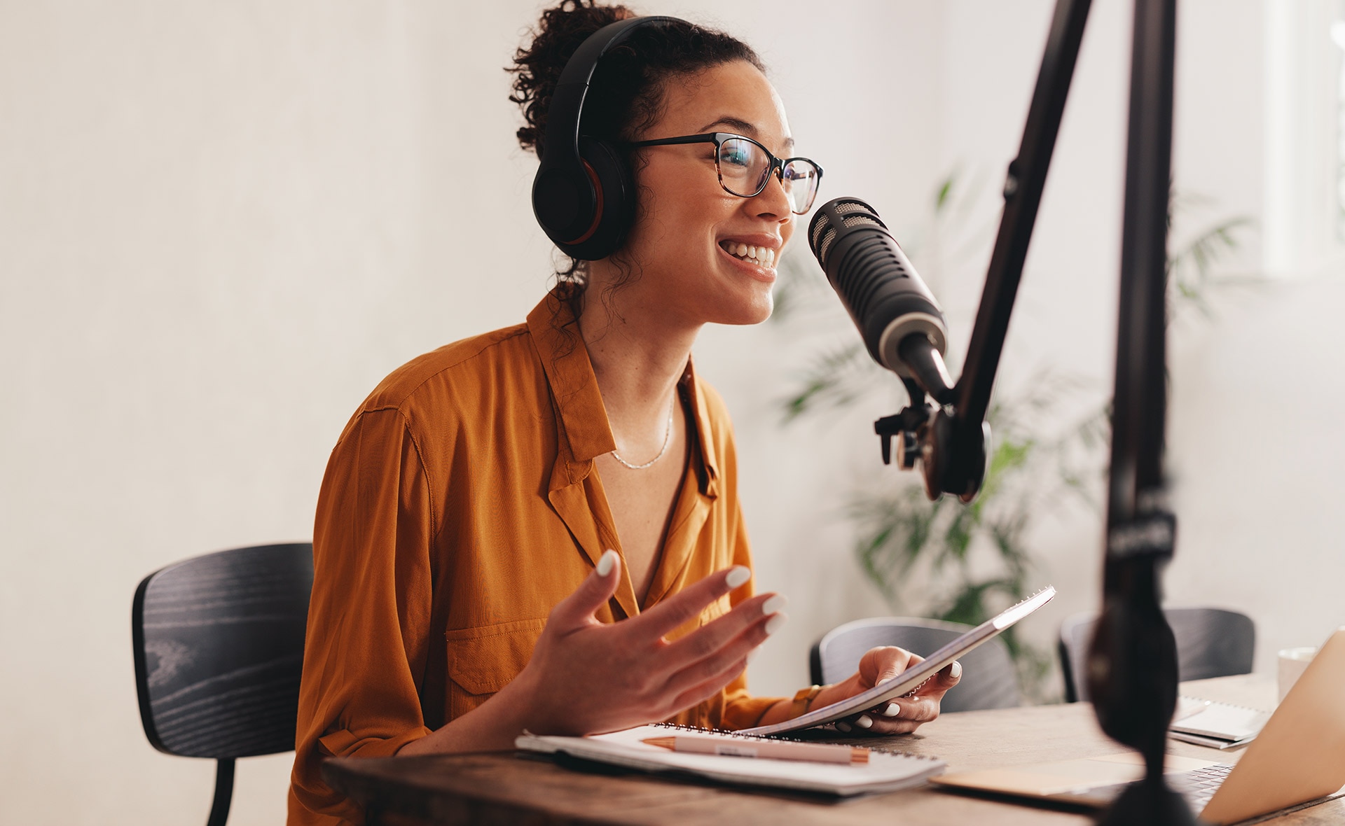 Como cada 30 de septiembre, hoy se celebra el Día Internacional de 'Podcast', una jornada destinada a difundir su potencial como medio de comunicación. Se trata de un formato que actualmente escuchan más de 1.000 millones de personas, cifra que podría crecer a tasas superiores al 25% anual en los próximos 5 años. BBVA comenzó en 2018 su apuesta por los 'podcast' y, casi tres años después, cuenta ya con 14 programas de temáticas y geografías muy diversas que han superado los dos millones de descargas. Día Internacional del 'Podcast': la edad de oro del audio