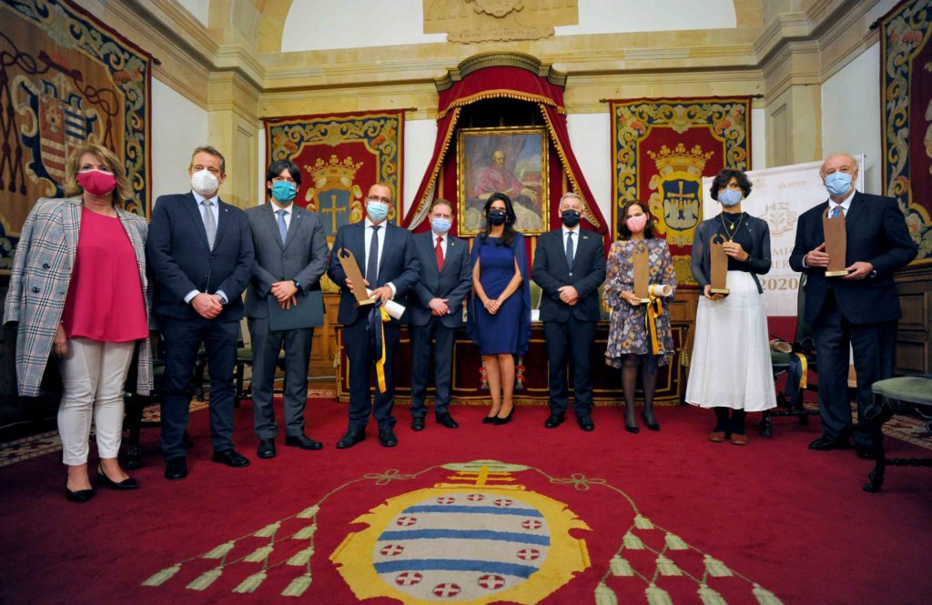 Fotografía de la entrega premio ASICOM-Universidad de Oviedo a la FMBBVA Fotografía de la entrega premio ASICOM-Universidad de Oviedo a la FMBBVA