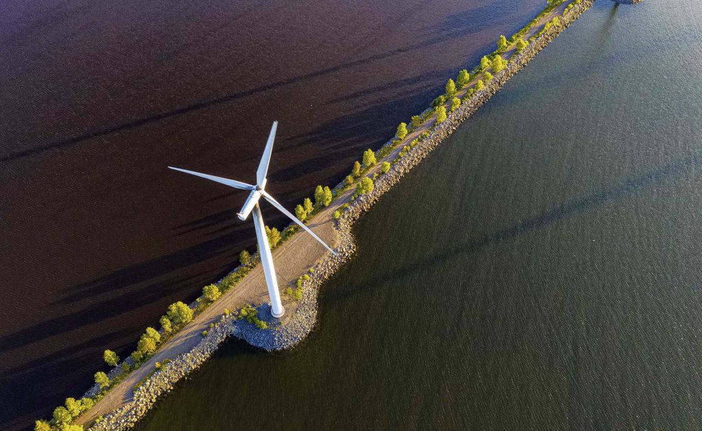Fotografía de molino de viento en carretera que cruza el mar BBVA