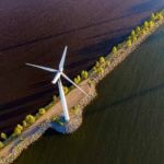 Fotografía de molino de viento en carretera que cruza el mar BBVA