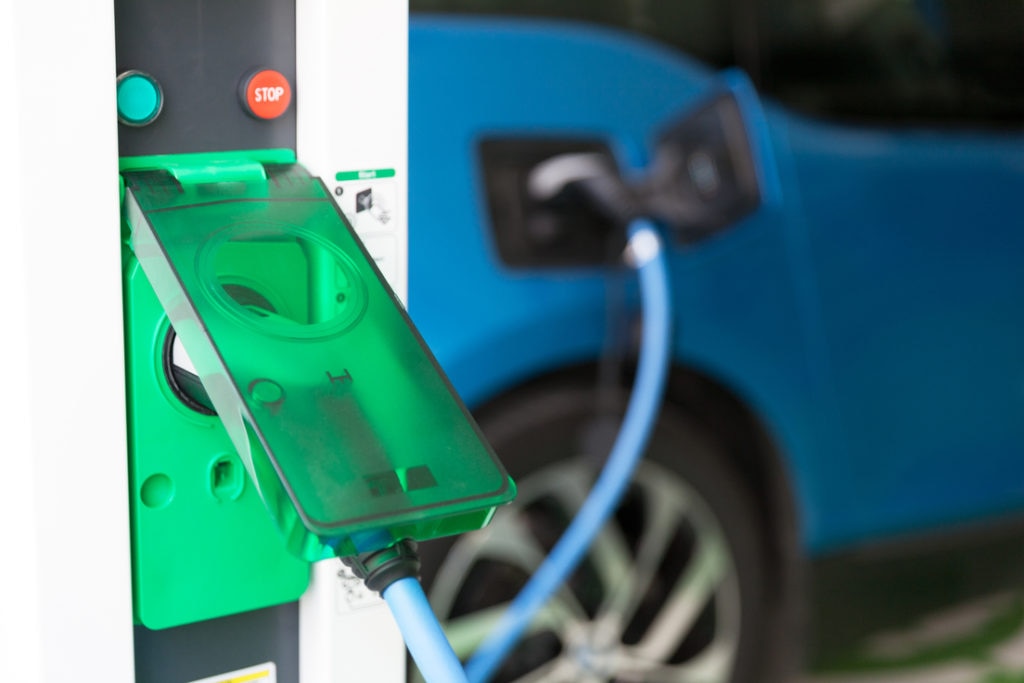 La llegada al mercado de los carros eléctricos ha puesto sobre el tapete la solución a uno de los grandes anhelos de las personas: movilizarse de manera sostenible. ¿Qué diferencia un carro eléctrico de uno convencional?, ¿Que son los carros híbridos?, ¿Cuáles son las ventajas?, a continuación estos y otros detalles sobre cómo adquirir un vehículo con estas características.