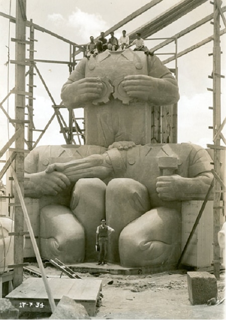 Oliverio Martínez. Leyes obreras, Monumento a la Revolución, 1934. Fotografía de
Agustín Jiménez. Cortesía Fundación Ricardo Martínez y María Jiménez Oliverio Martínez. Leyes obreras, Monumento a la Revolución, 1934. Fotografía de Agustín Jiménez. Cortesía Fundación Ricardo Martínez y María Jiménez