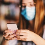 BBVA-2021-Pandemia-CanalesDigitales-mujer-app-movil-dispositivo-tecnologia-transformación-digital