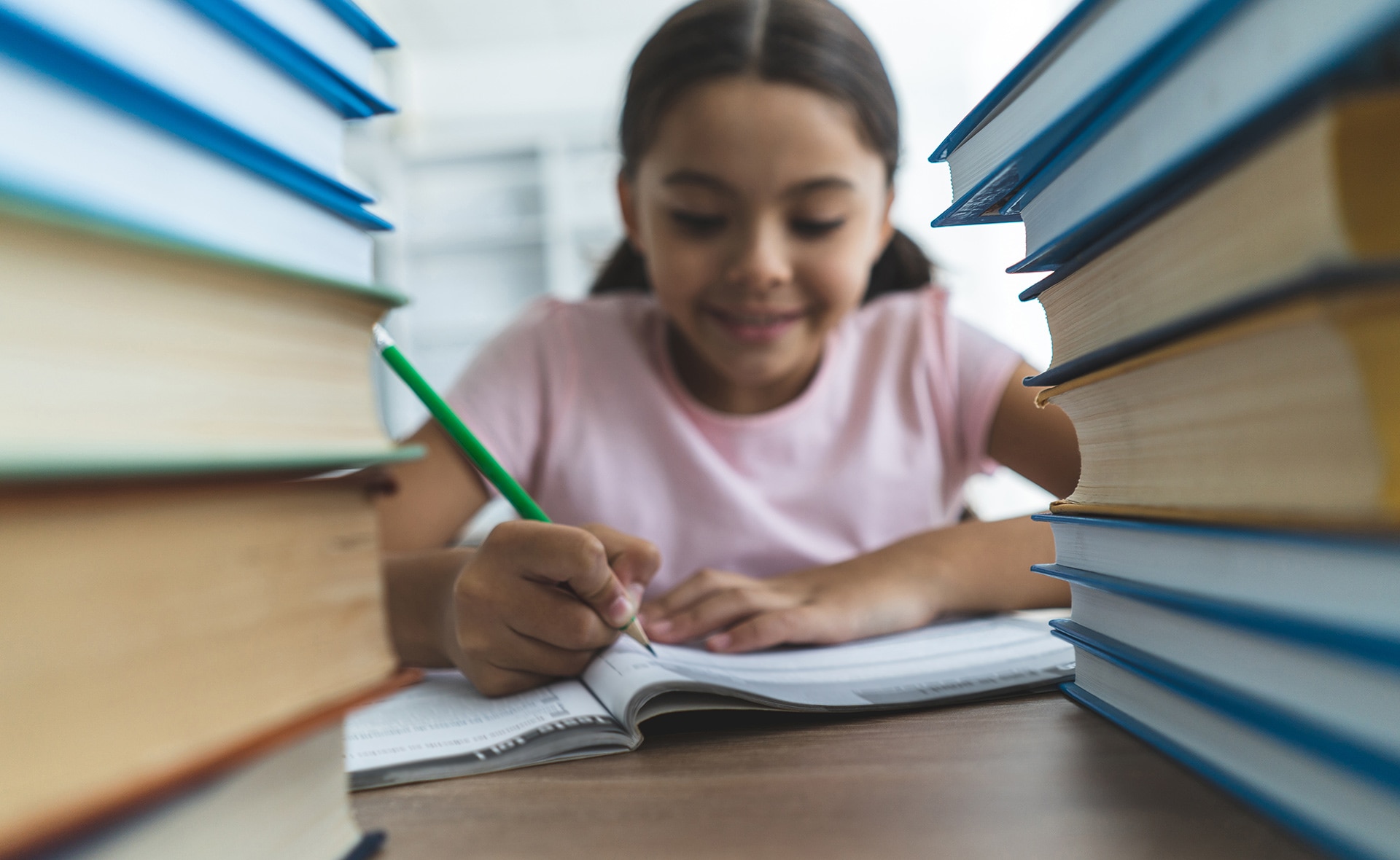 BBVA-programas-iniciativas-sociales-niña-estudiantes-colegios-libros-educación