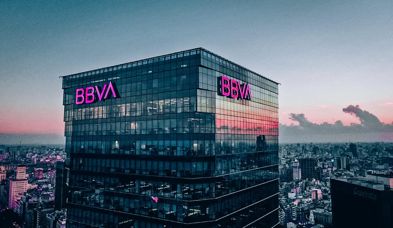 Torre BBVA iluminada por dia de la mujer