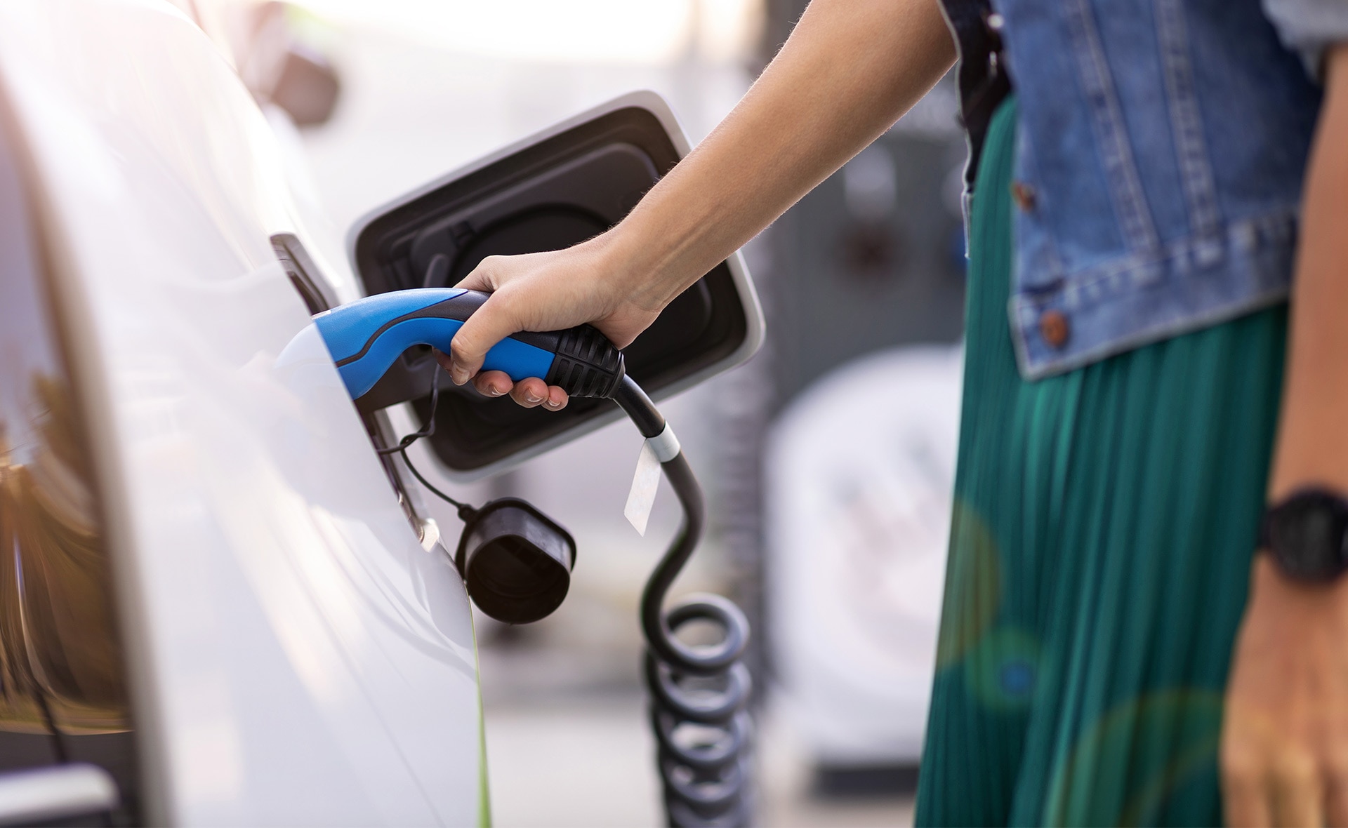 coche_sostenible-ecologia-electrico-vehiculo-sostenible-emisones-contaminacion-recurso-automovil-recarga-vehiculo