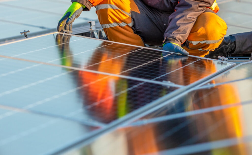 energía_renovable-paneles-placas-solares-ahorro-energía-protección-sostenibilidad