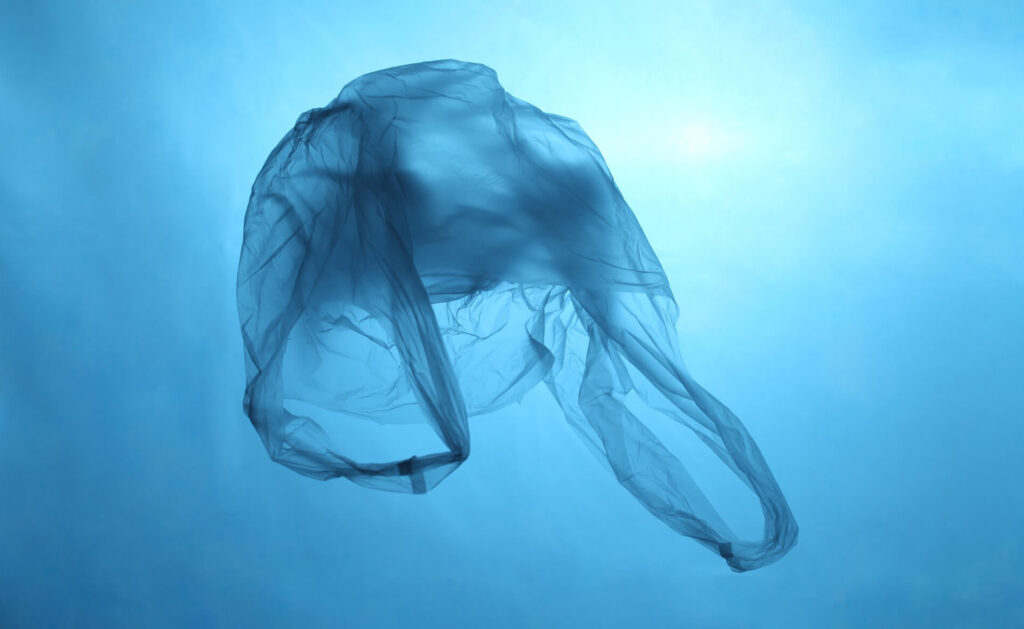 Bolsa de plástico flotando en el mar contaminación cambio climático sostenibilidad bbva