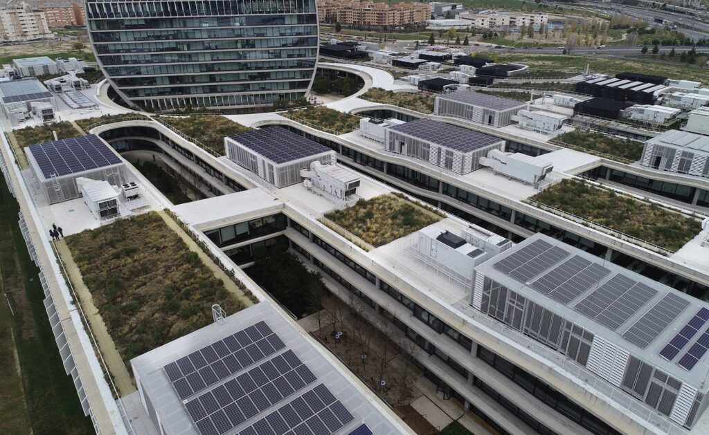 BBVA-paneles-solares-apertura-vela-ciudad-bbva-vista-aerea-banco-sostenibilidad