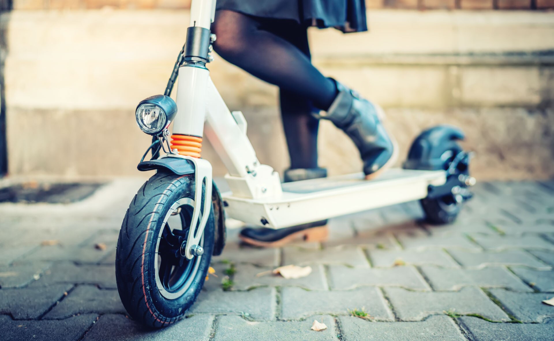 bicicletas_electricas_estilo-vida-transporte-movilidad-sostenible-patinete