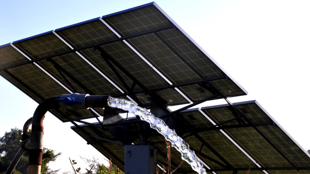 energia_fotovoltaica-sol-placas-paneles-canales-cubierta-sostenibilidad-hub-California-inicios-luz-placas