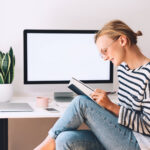futuro_sostenible_teletrabajo-mujer-lectura-empleo-hogar futuro_sostenible_teletrabajo-mujer-lectura-empleo-hogar