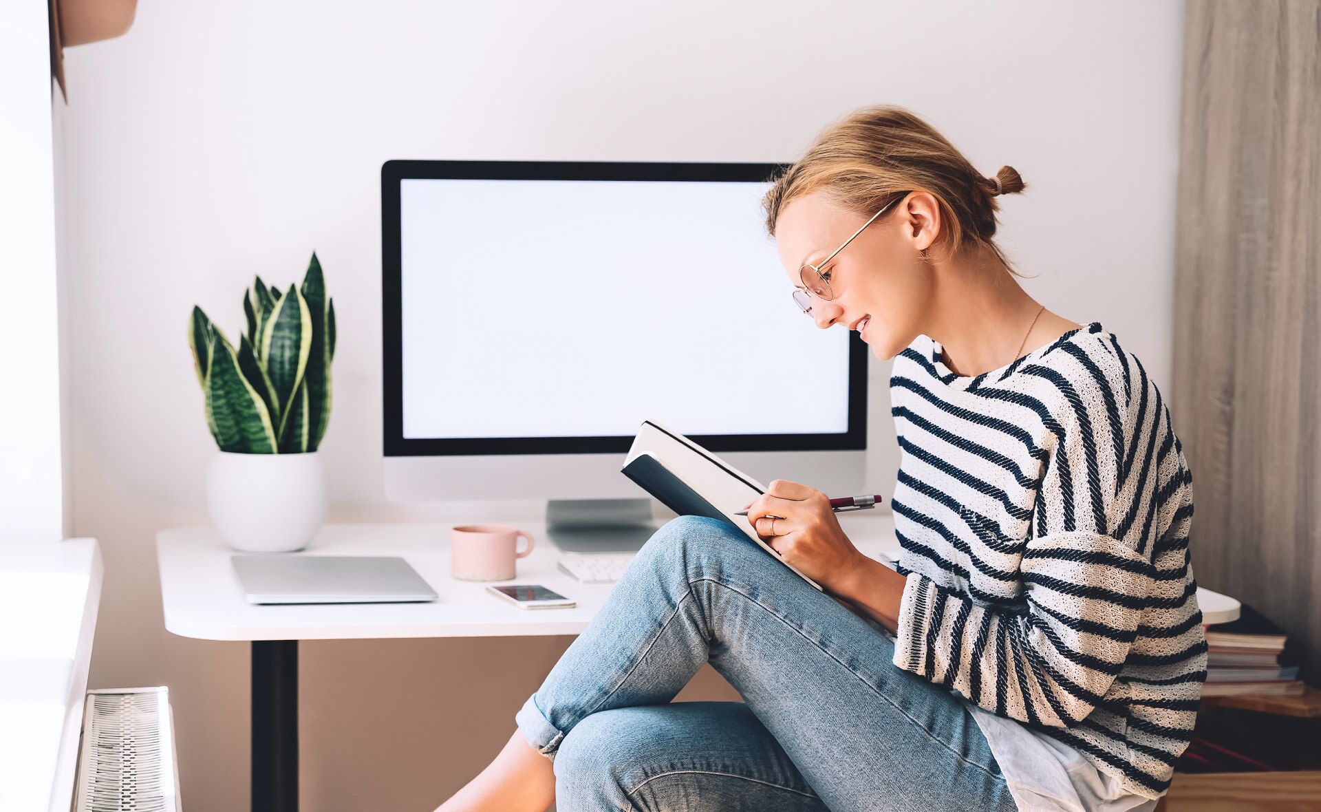 futuro_sostenible_teletrabajo-mujer-lectura-empleo-hogar