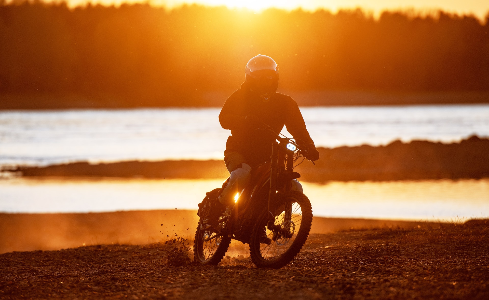 moto_electrica-estilo-vida-sostenible-transporte-movilidad- moto_electrica-estilo-vida-sostenible-transporte-movilidad-