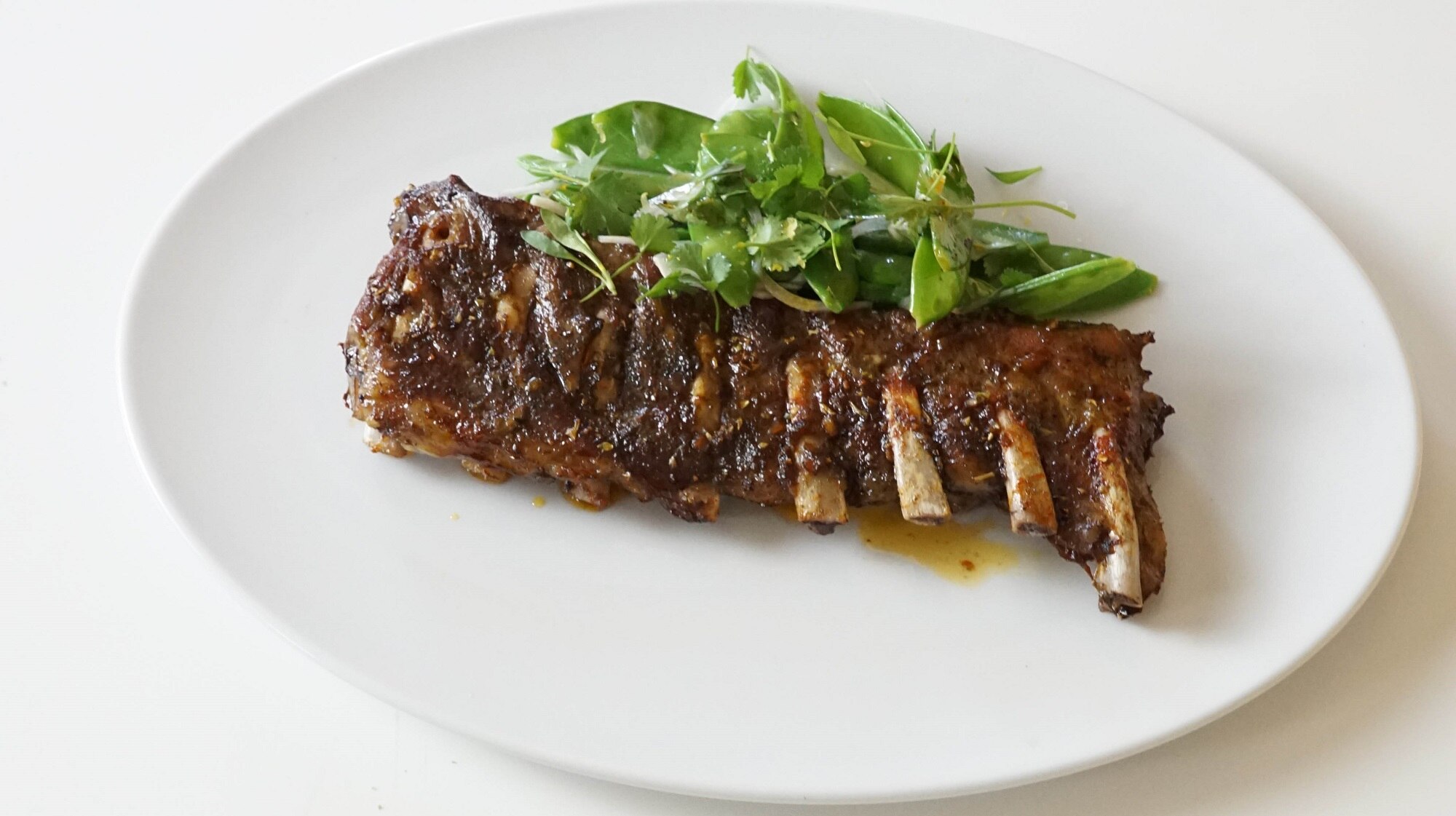 Costilla de cerdo con miel, pimentón y tirabeques 