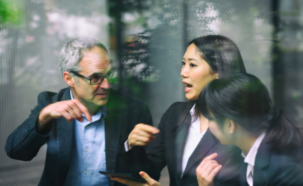 ¿Qué es la diversidad cultural y qué importancia tiene en nuestros días? BBVA-diversidad-cultural-apertura-reuniones-equipo