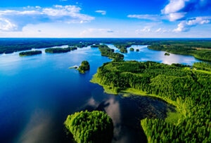 Finlandia-paisaje-natural-energia-limpia-sostenibilidad-embalse-agua