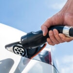 ¿Cuáles son los beneficios de los autos híbridos y eléctricos para las finanzas y el ambiente?