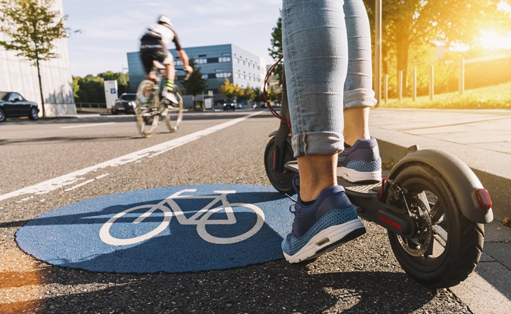 BBVA-patinete-electrico-sostenibilidad-transporte-renovable-cuidado-medioambiente-movilidad-renovable