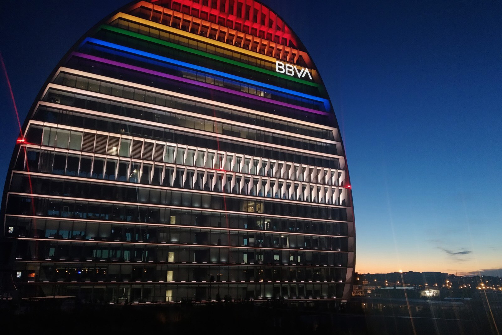 La Vela de BBVA iluminada por el Orgullo 2021