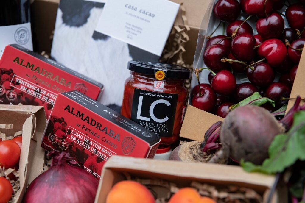 cesta-junio-atun-ventresca-pimientos-piquillo-cereza-chocolate-casa-cacao-gastronomia-sostenible