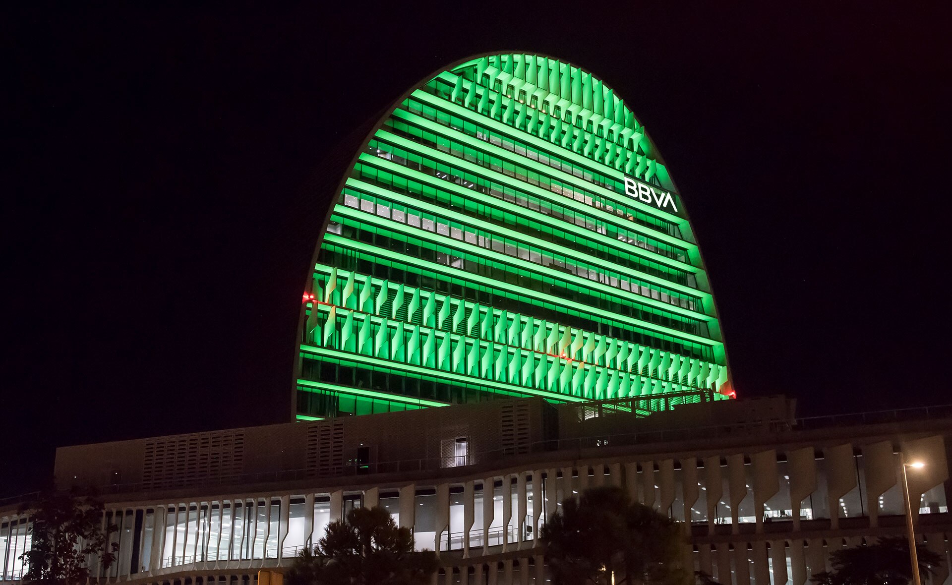 La Vela iluminada de verde, Ciudad BBVA Madrid La Vela iluminada de verde, Ciudad BBVA Madrid