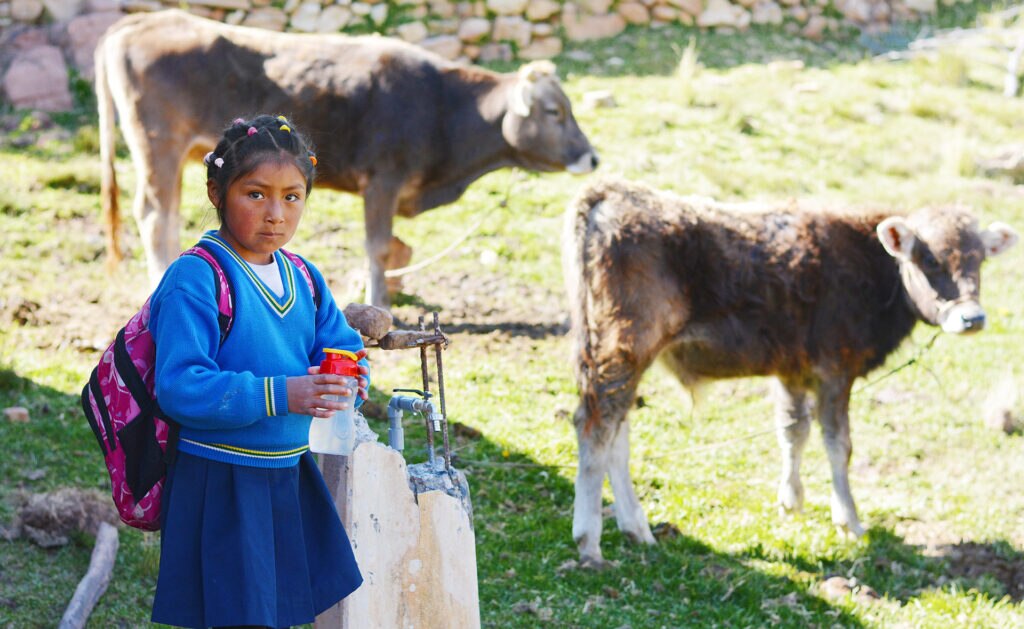 BBVA-Podcast-Yachay-profe-niña-vaca-ganaderia-educacion BBVA-Podcast-Yachay-profe-niña-vaca-ganaderia-educacion