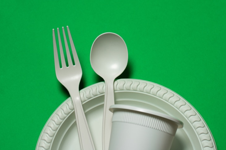 BBVA-innovacion-reciclaje-sostenibilidad-uso-plasticos-cubiertos-usar-tirar-