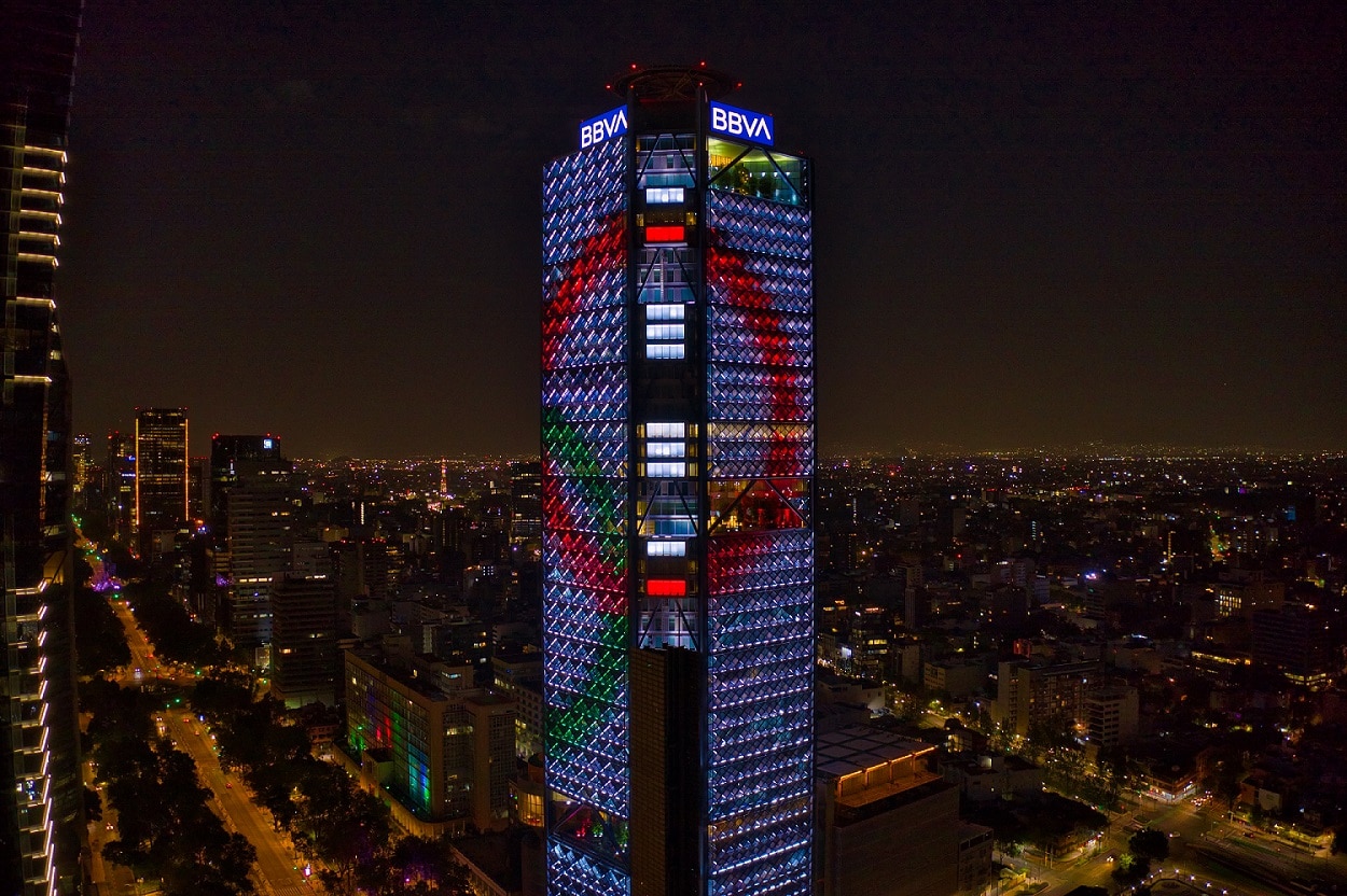 La Torre BBVA México se illumina con los Juegos Olímpicos
