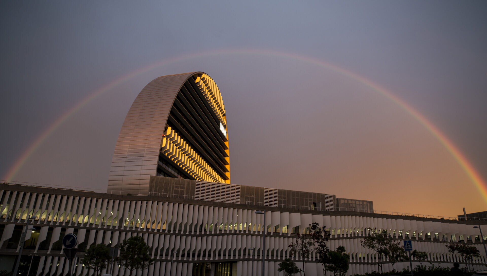 Vela_Arcoiris-ciudad-bbva-atardecer-banco-