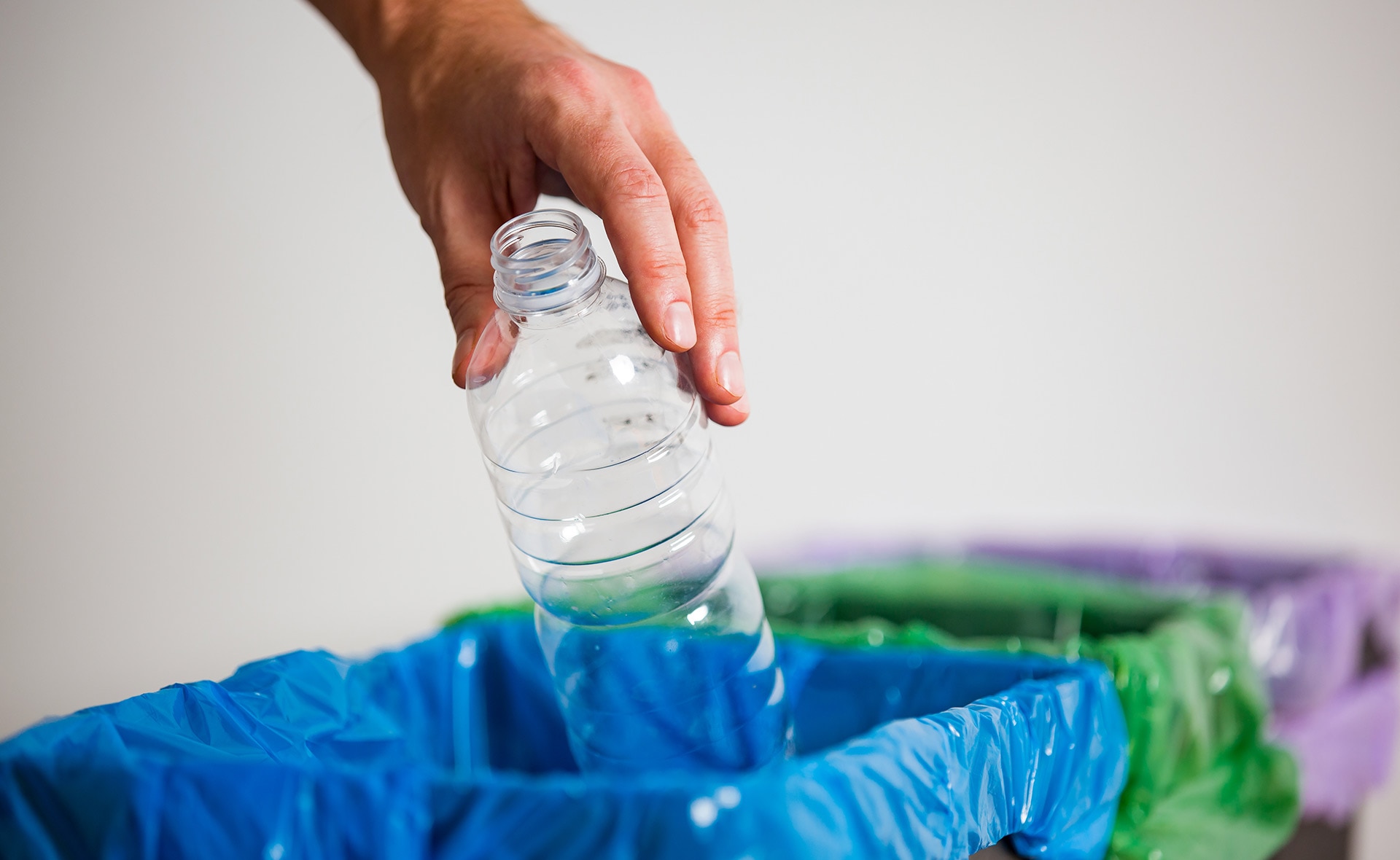 bbva-basura-organica-inorganica-contaminacion-sostenibilidad-reciclaje-desechos-botella-agua-plastico