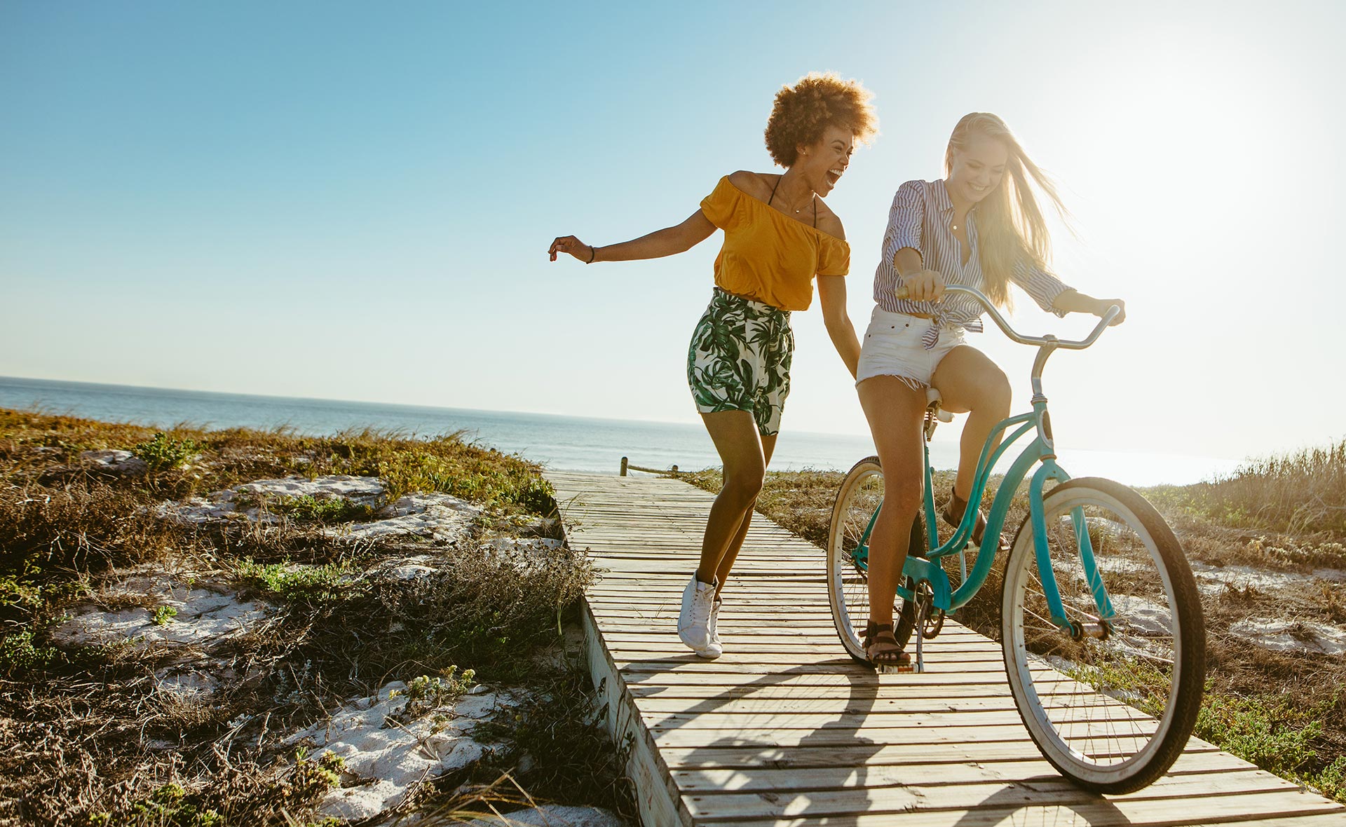 vacaciones_sostenibles-bbva-consejos-verano-ahorro-energia-cuidado-planeta-medioambiente-viajes-sostenibilidad-playa-sol-bicicleta vacaciones_sostenibles-bbva-consejos-verano-ahorro-energia-cuidado-planeta-medioambiente-viajes-sostenibilidad-playa-sol