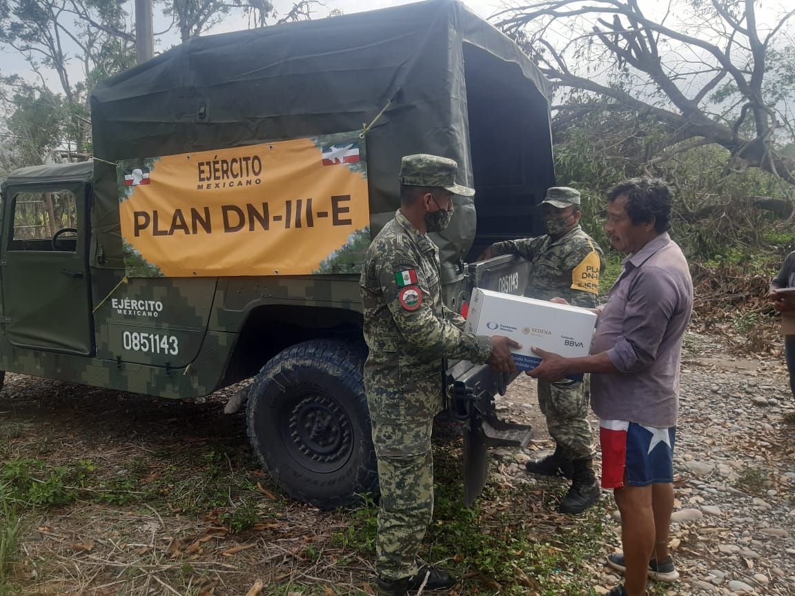 Entrega de despensas a damnificados Entrega de despensas a damnificados