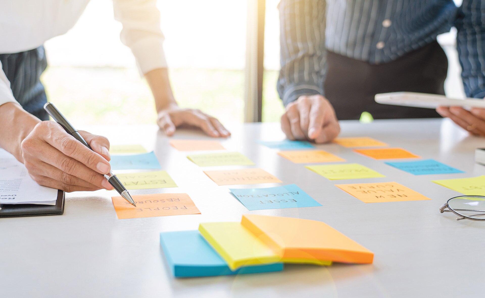 diseñar-estrategias-empresa-innovación_bbva-agile-equipo-trabajo-funcio-tareas-actividades-reuniones-post-it