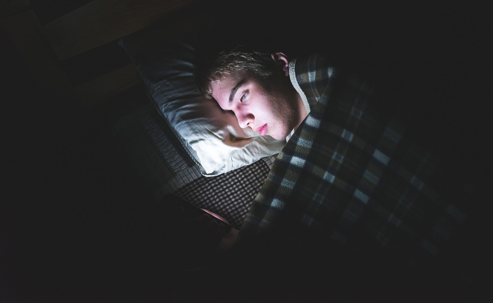 BBVA-vamping-termino-insomnio-tecnologia-perdida-sueño-adicciones-digitales-problemas-uso-pantallas-movil-tablets-tecnologia-usos-adolescentes-peligros-online