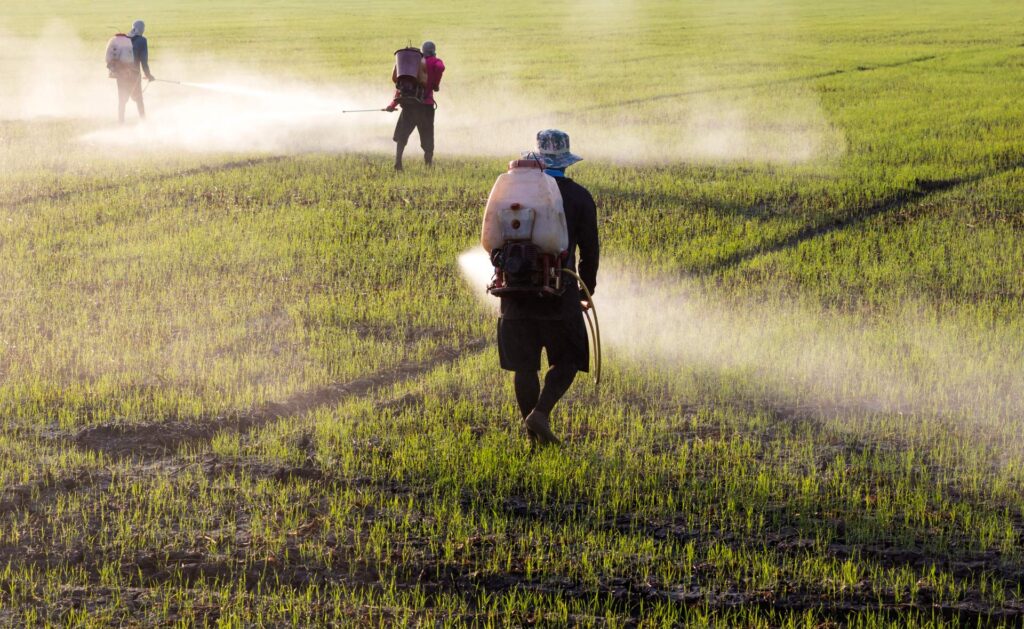 herbicida-ecologico-plagas-campo-cultivos-tractor-agricultura-sostenibilidad herbicida-ecologico-plagas-campo-cultivos-tractor-agricultura-sostenibilidad