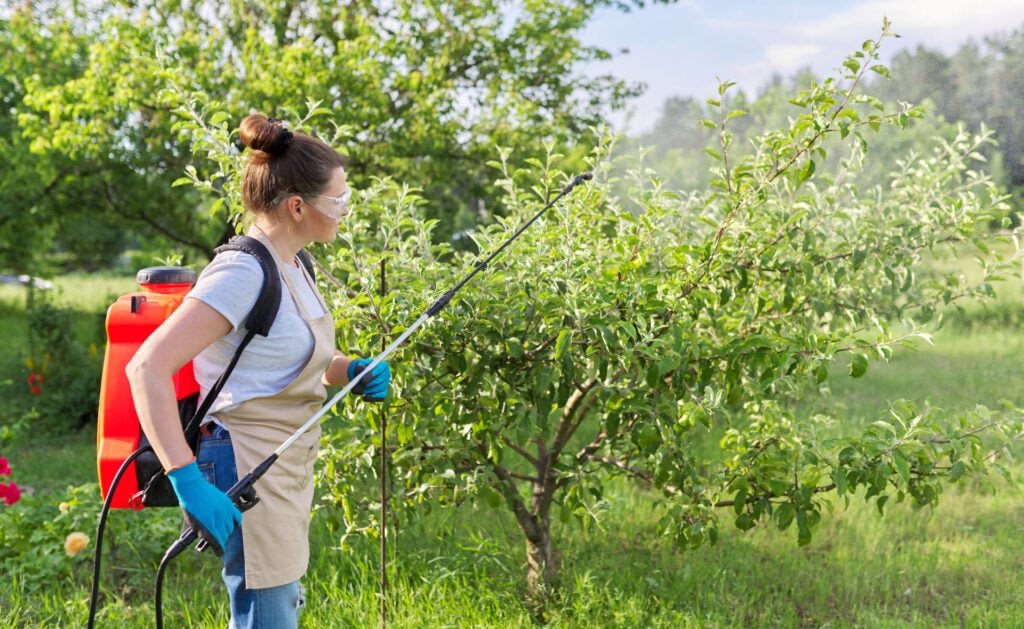 herbicida-ecologico-plagas-campo-cultivos-tractor-agricultura-sostenibilidad herbicida-ecologico-plagas-campo-cultivos-tractor-agricultura-sostenibilidad