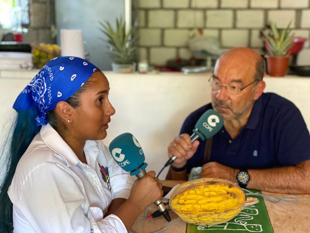 Ángel Expósito, de COPE, habla con la hija de Ninfa Herrera, emprendedora indígena atendida por FMBBVA en Colombia Ángel Expósito, de COPE, habla con la hija de Ninfa Herrera, emprendedora indígena atendida por FMBBVA en Colombia