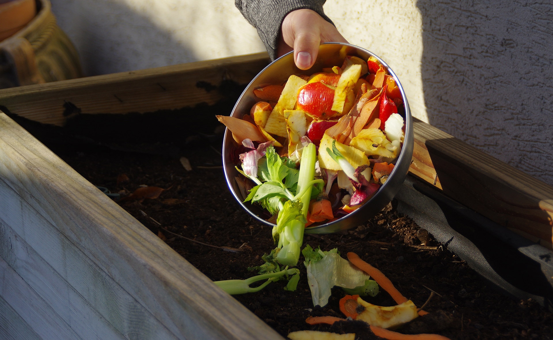 BBVA-compost-casero-alimentos-sostenibilidad-huerto-jardin-comida-saludable